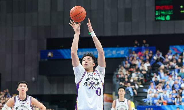 kaiyun-轰21+15又砍27+11！争议内线打成北控第一核心，闵鹿蕾没看错人